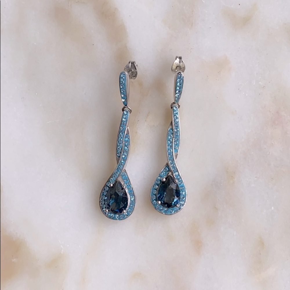 Sparkly gem drop earrings 💙